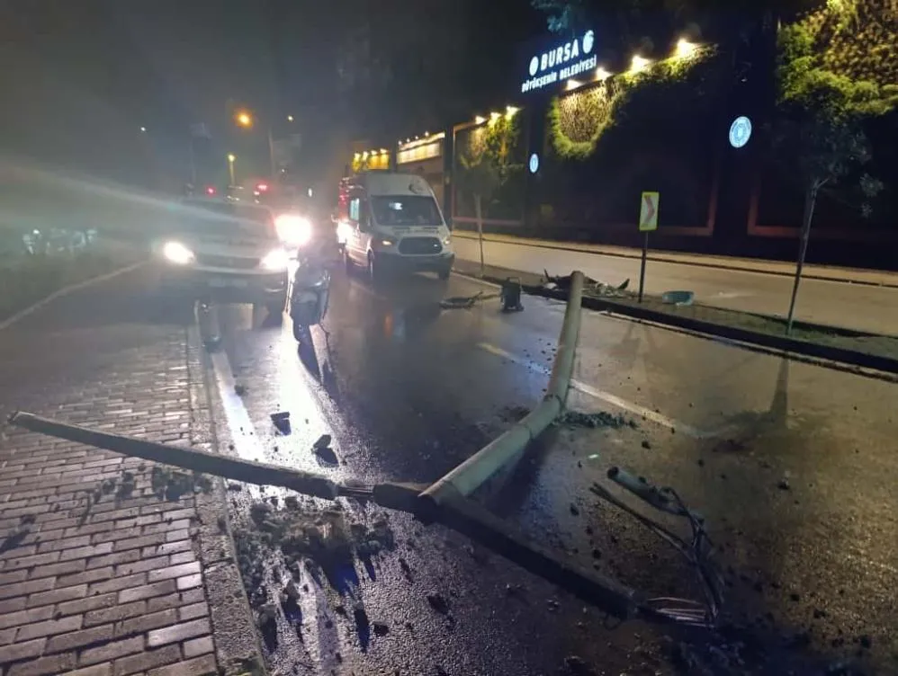 Otomobil sürücüsü direği devirip kaçtı!