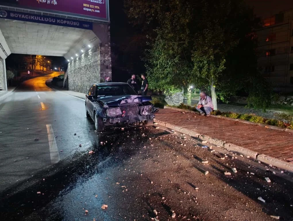 Alkollü araç sürücüsü, elektrik direğine çarpıp olay yerinden kaçtı