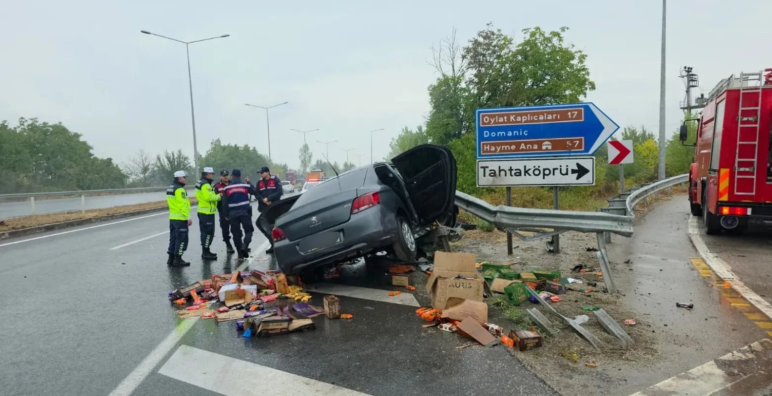 İnegöl'de araç bariyerlere ok gibi saplandı! 2 yaralı