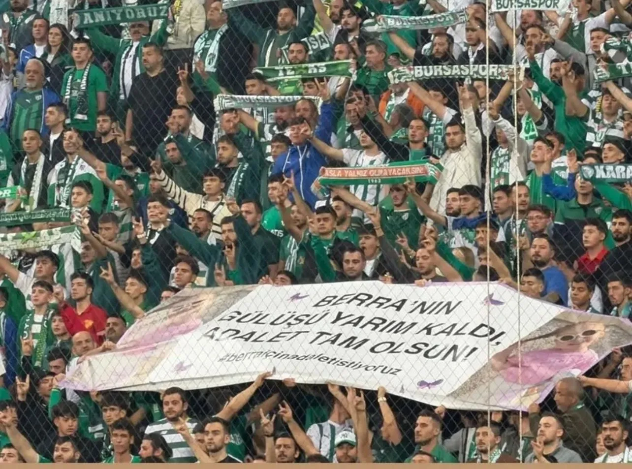 Bursaspor taraftarları Berra için pankart açtı