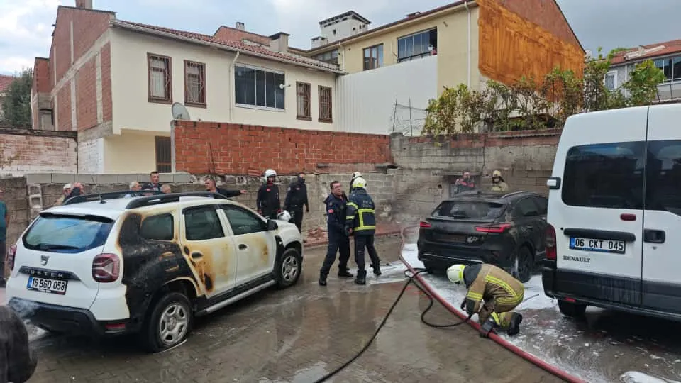 İnegöl'de park halindeki araçlar yandı!