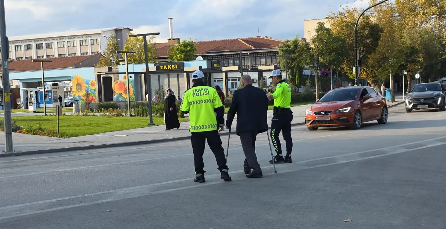 İnegöl'de trafik polisinden takdir toplayan hareket