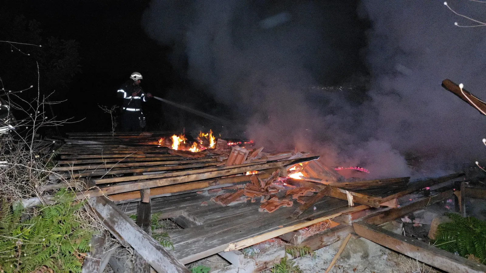 Barakada Çıkan Yangın Söndürüldü