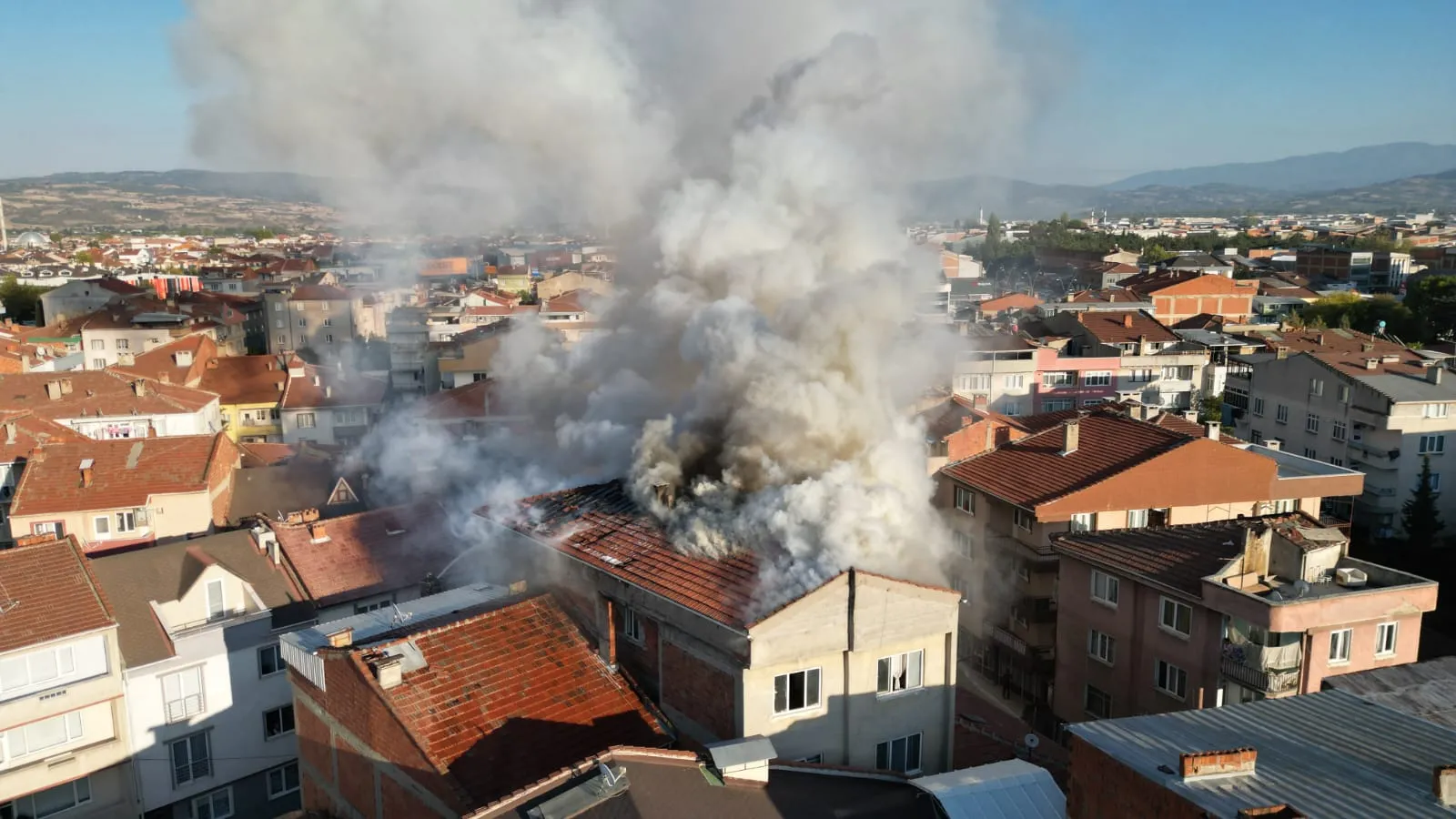 İnegöl'de 5 katlı binanın çatı katı alevlere teslim oldu