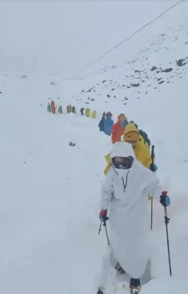 Everest Dağı’nda facia: 1 kişi öldü, 200 kişi hala mahsur
