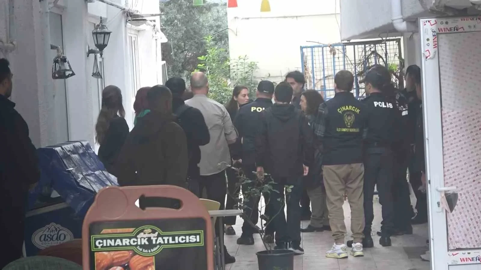 Ünlü Sanatçı Güllü'nün Evinin Önünde Hareketli Dakikalar