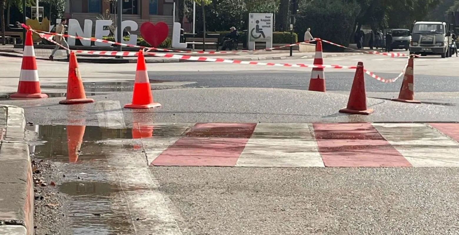 İnegöl'de tuhaf olay! Yol kabardı