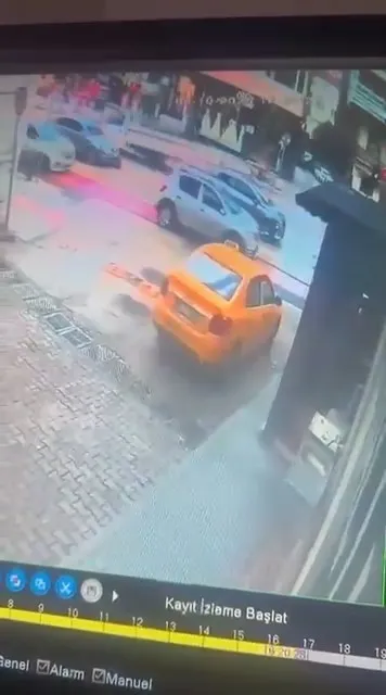 İki korkunç kaza anı kamerada: 1'i ağır 2 yaralı