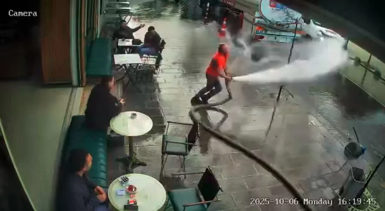 Şov yapayım dedi müşterilerini ıslattı