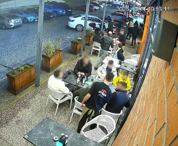 Yaşlı kadını ölümden restoran çalışanı kurtardı!