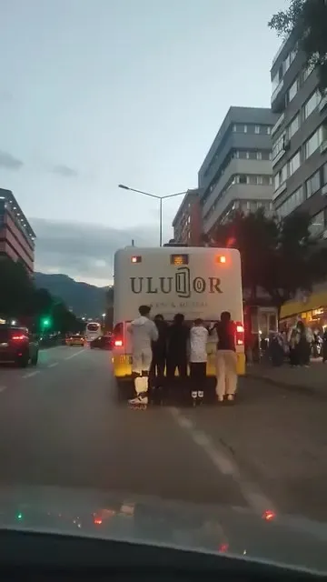 Hem trafiği hem canlarını tehlikeye attılar