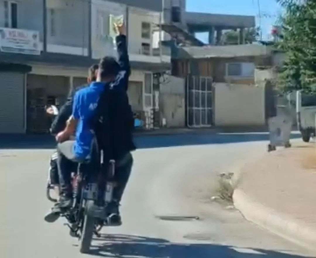 Adana'da Kolunda Serum Takılı Olan Bir Kişi Motosikletin Arkasında Yolculuk Yaparken Görüntülendi