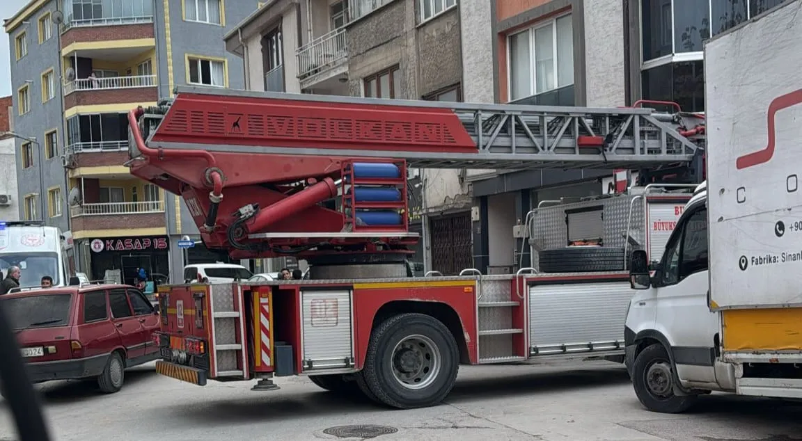 İnegöl’de evde mahsur kalan yaşlı kadın itfaiye ekipleri tarafından kurtarıldı