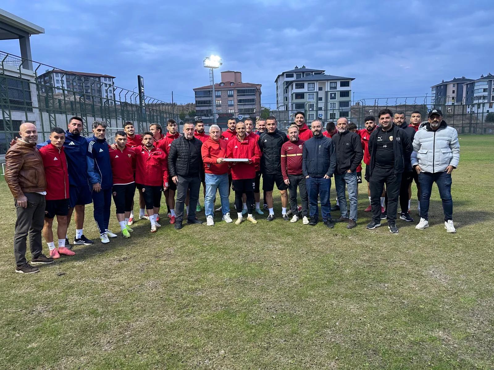 İnegölspor taraftarlarından futbolculara tatlı jesti!