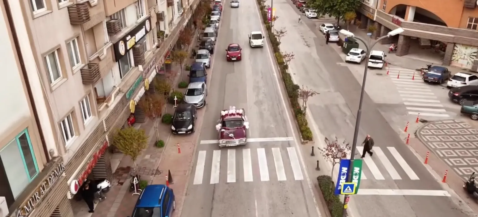 İnegöl’de Pembe Kurdeleli Klasik Otomobille Dikkatleri Çekti