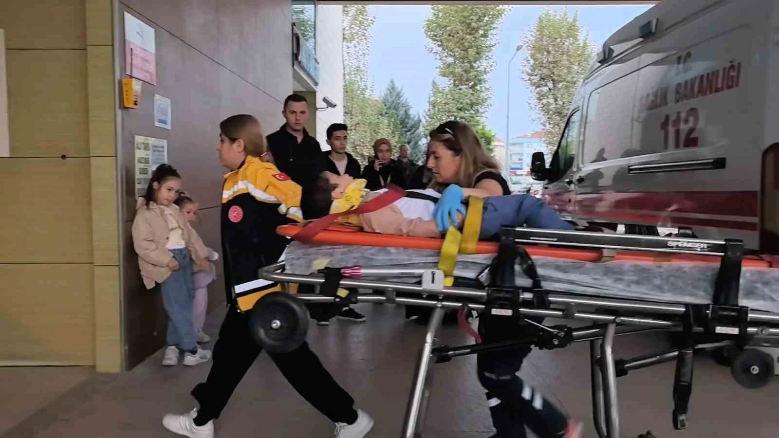 İnegöl'de 3. Katın Penceresinden Düşen 5 Yaşındaki Çocuk Ağır Yaralandı