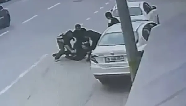 3 kişi bir anda üzerinde çullandı! Nedeni ise sonra ortaya çıktı