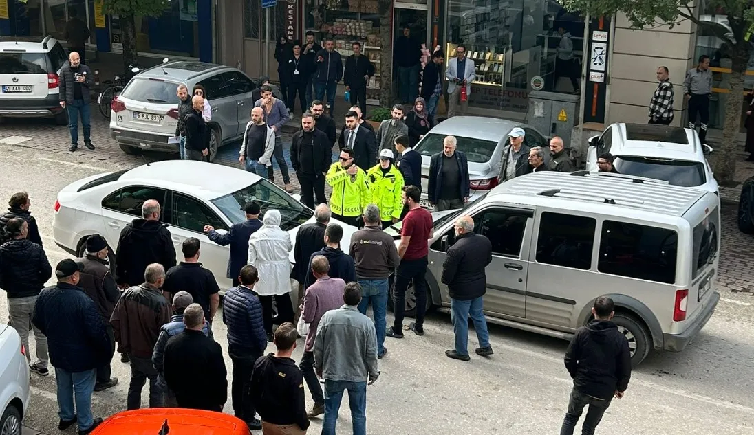 İnegöl’de İlginç Kaza! İki Araç Kafa Kafaya Çarpıştı