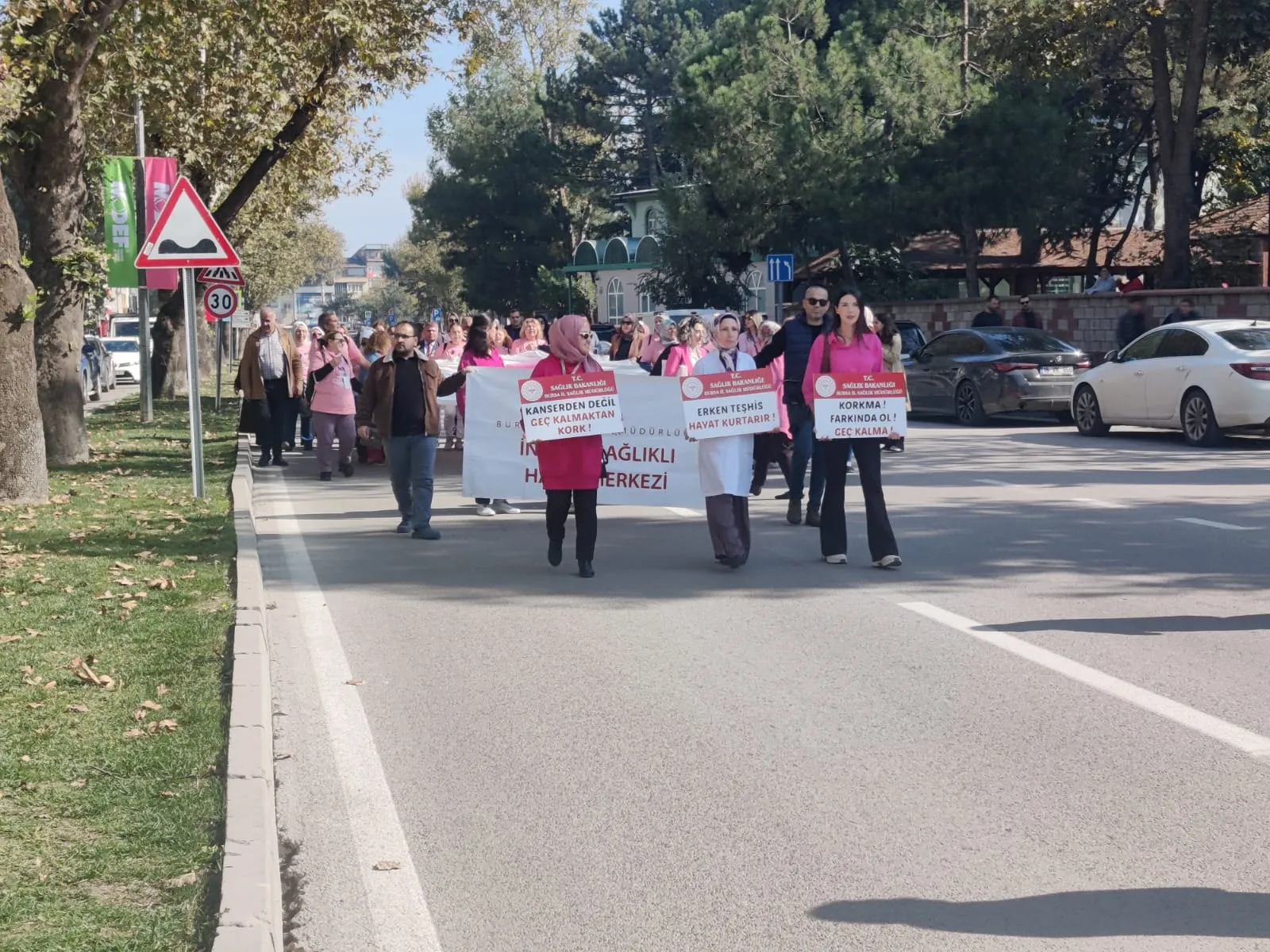 İnegöl’de Kanser Farkındalığı İçin Pembe Yürüyüş Düzenlendi