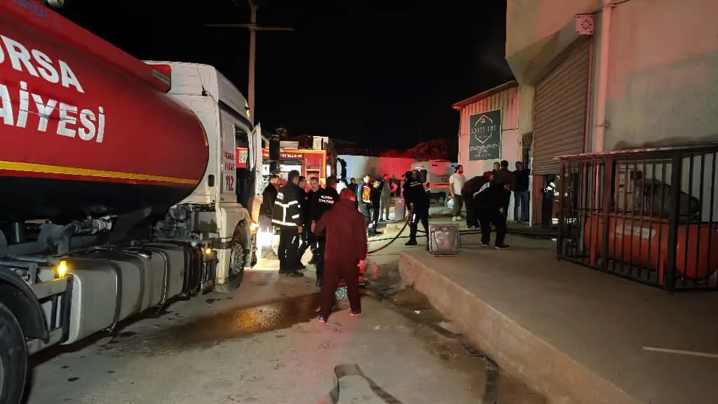 İnegöl'de mobilya deposunda yangın!