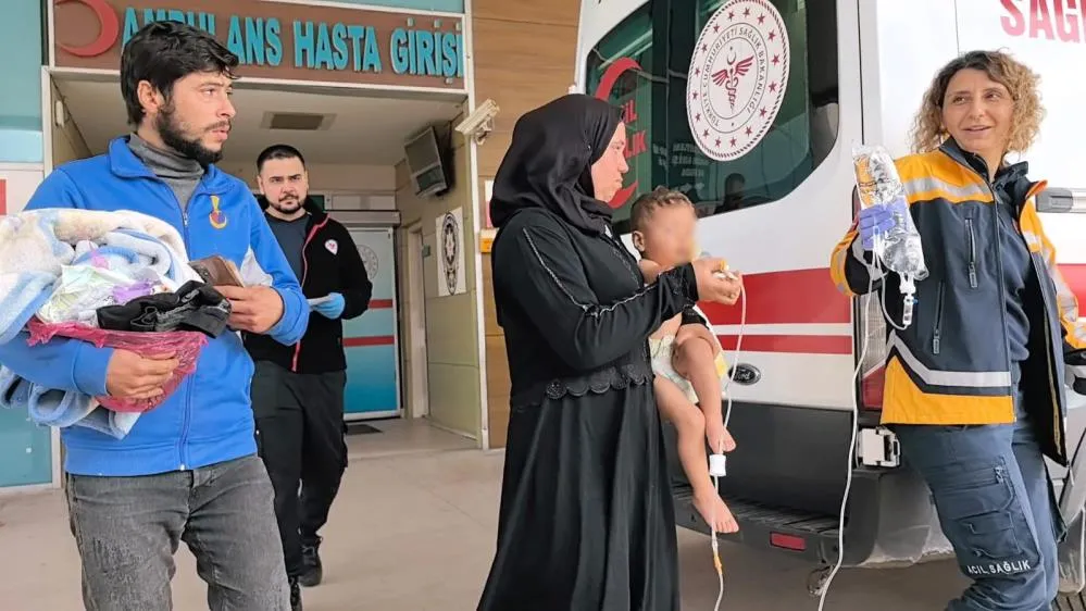 İnegöl'de feci olay! Küçük bebek yanan ateşe düştü
