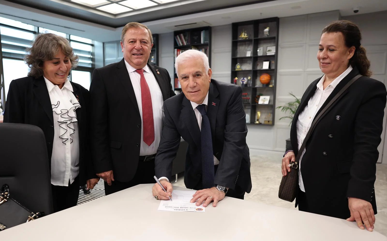 Başkan Bozbey Emekliler Derneği Üyesi Oldu