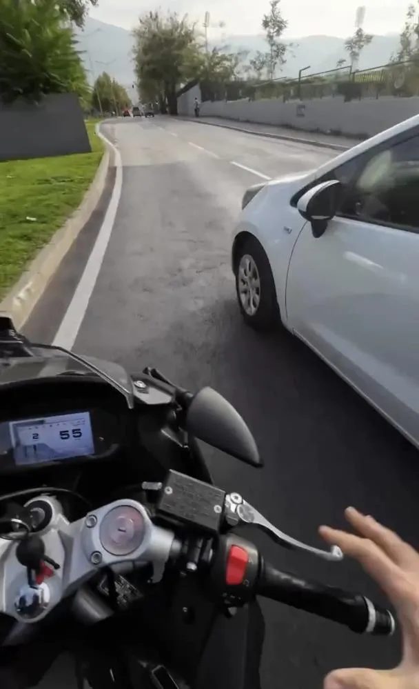 Trafikte gerilim dolu anlar! Aynayı kırdı, sosyal medyada paylaştı