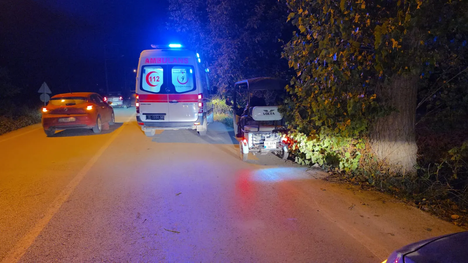 İnegöl'de kadın sürücü ağaçlık alana uçtu!