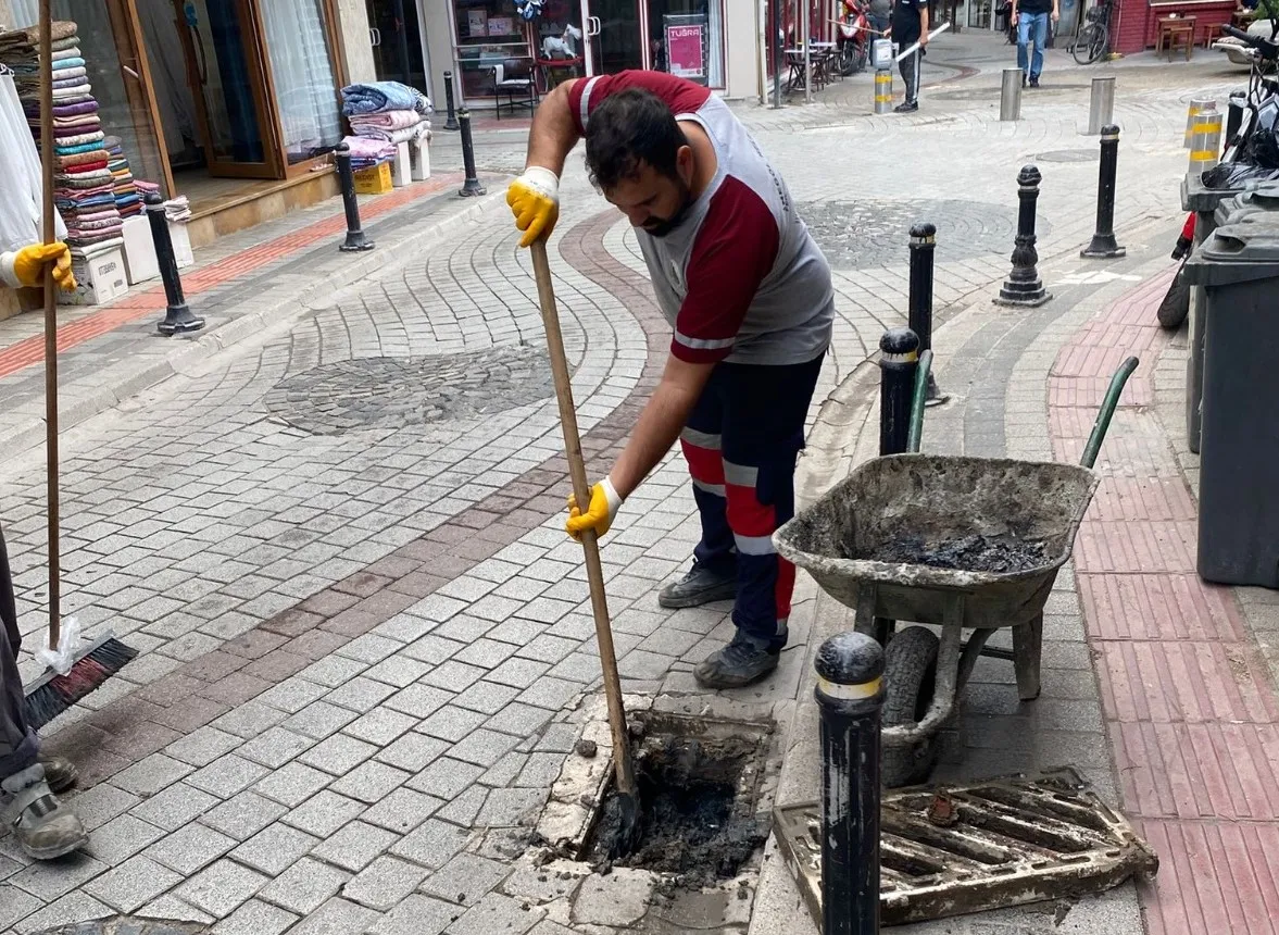 İnegöl Belediyesi’nden örnek destek: Rögar temizliklerinde BUSKİ’ye katkı