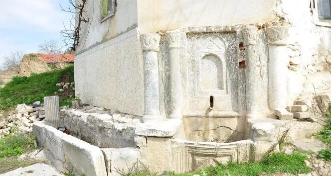 Roma dönemi mermer çeşme tahrip edildi