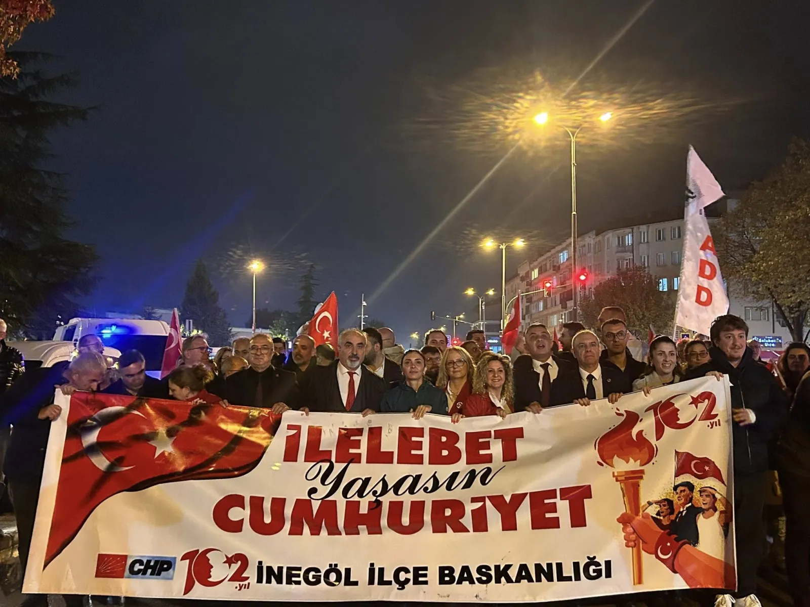 İnegöl’de Cumhuriyet Coşkusu: Yağmura Rağmen Yüzlerce Kişi Bayraklarla Yürüdü