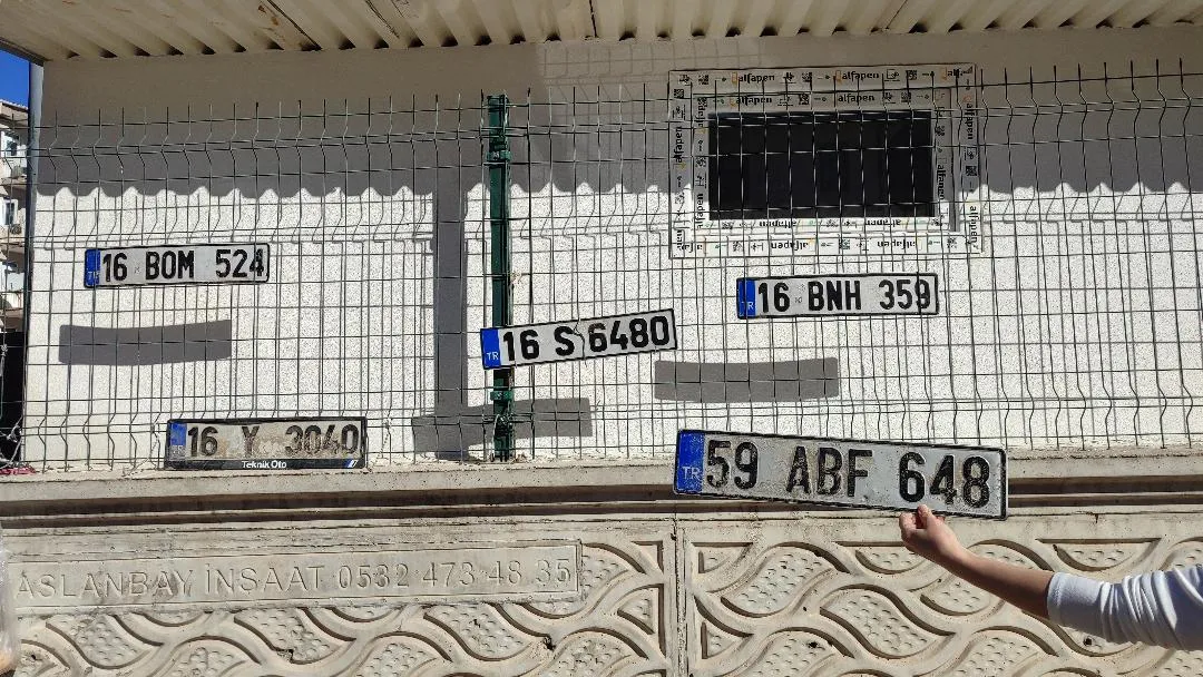 İnegöl'de düşen plakalar duvar koleksiyonu oldu