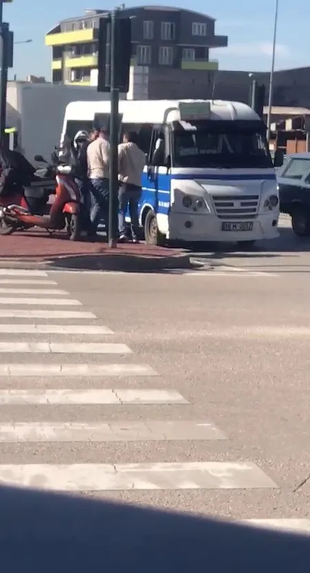 Trafikte yumruklar havada uçuştu