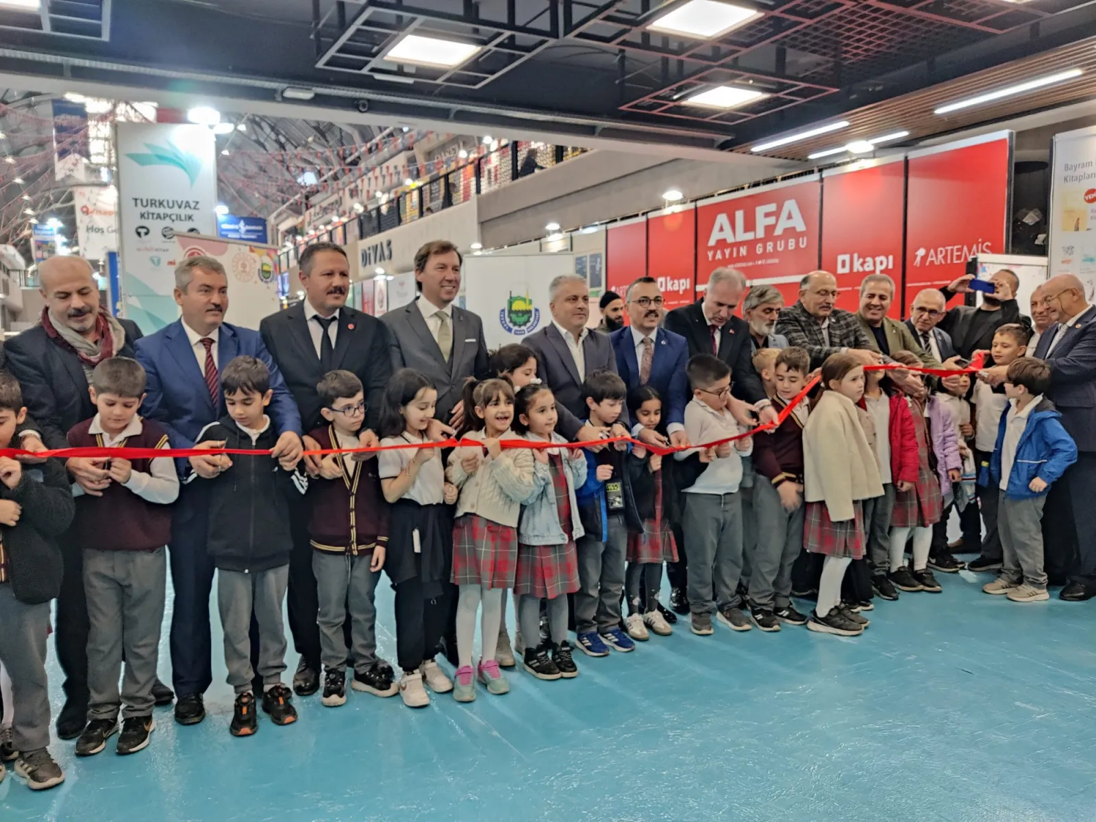 Kitap fuarı kapılarını açtı