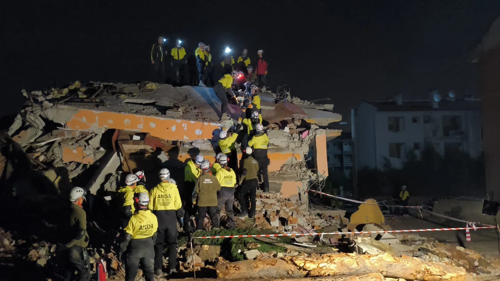 ANDA İnegöl’de enkaz altında zamanla yarıştı