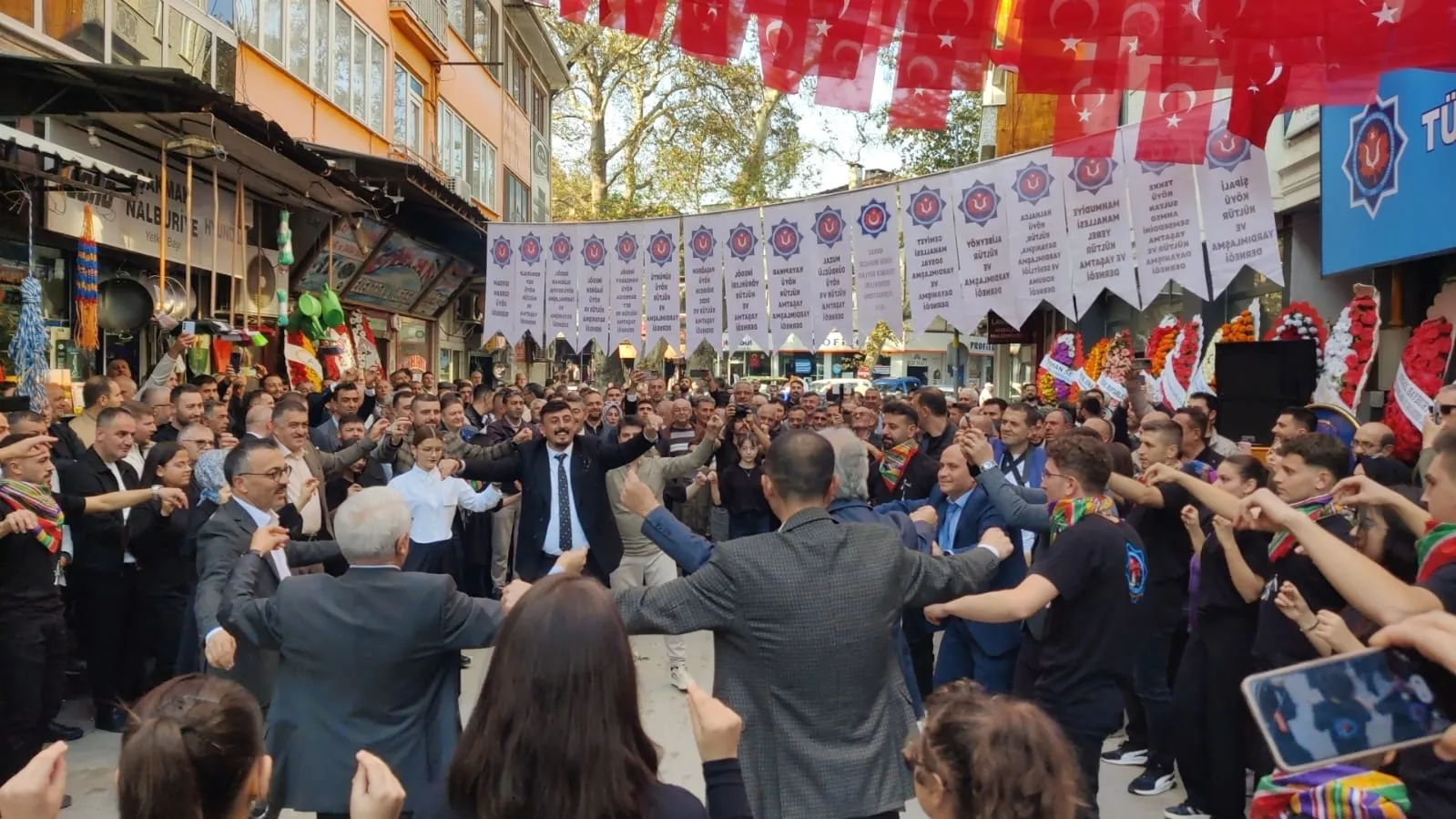 İnegöl'de renkli görüntüler! İlçe protokolü çiftetelli oynadı