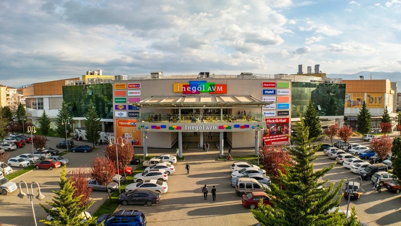 İnegöl AVM’de Kasım Coşkusu: Çocuklara Ücretsiz Atölye ve Sihirbaz Gösterisi