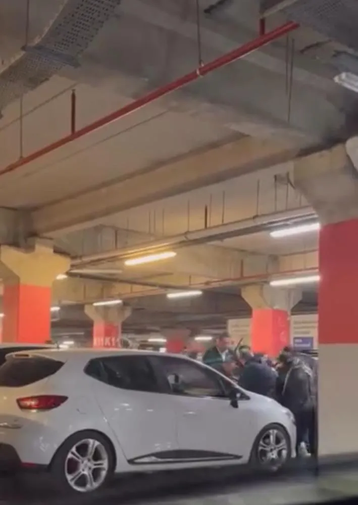 Otoparkta aileler birbirine girdi