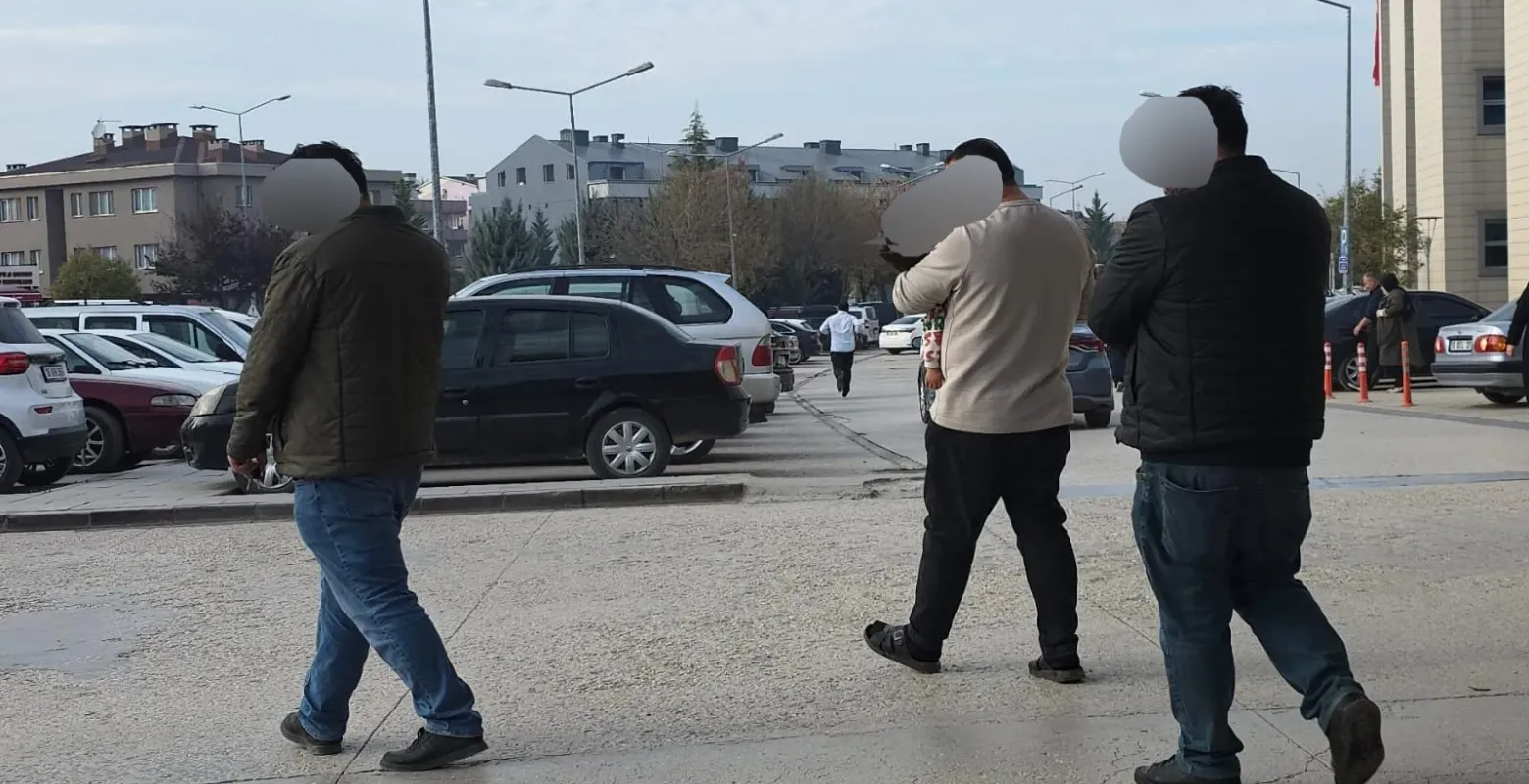 İnegöl'de 2 yaşındaki çocuğu elindeki torpil kör ediyordu