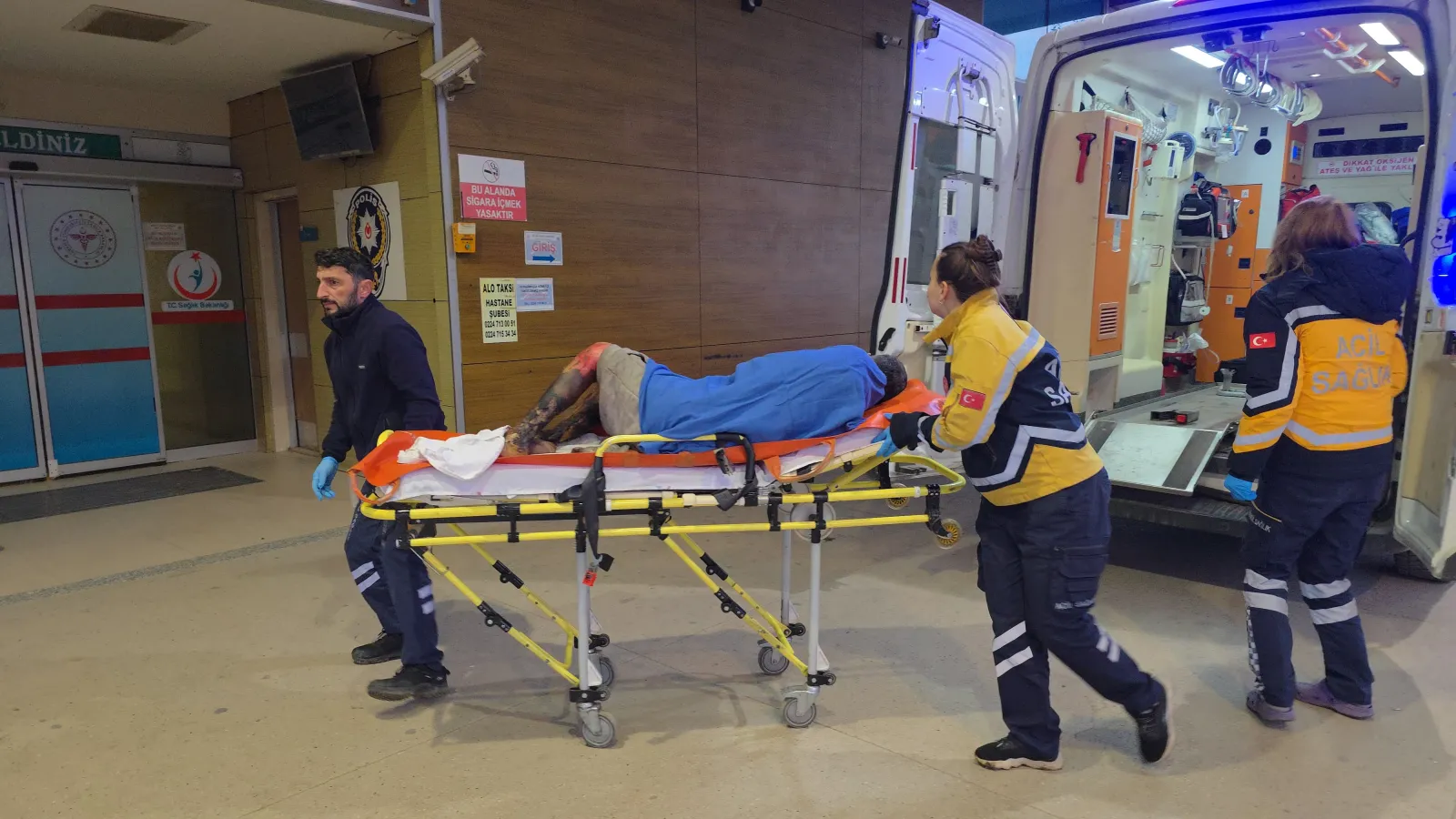 Ateşin başında uyuyakalan adam alevlerin arasında kaldı