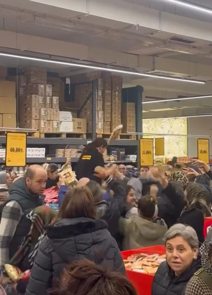 Dev zincir market indirim yaptı, vatandaşlar birbirini ezdi