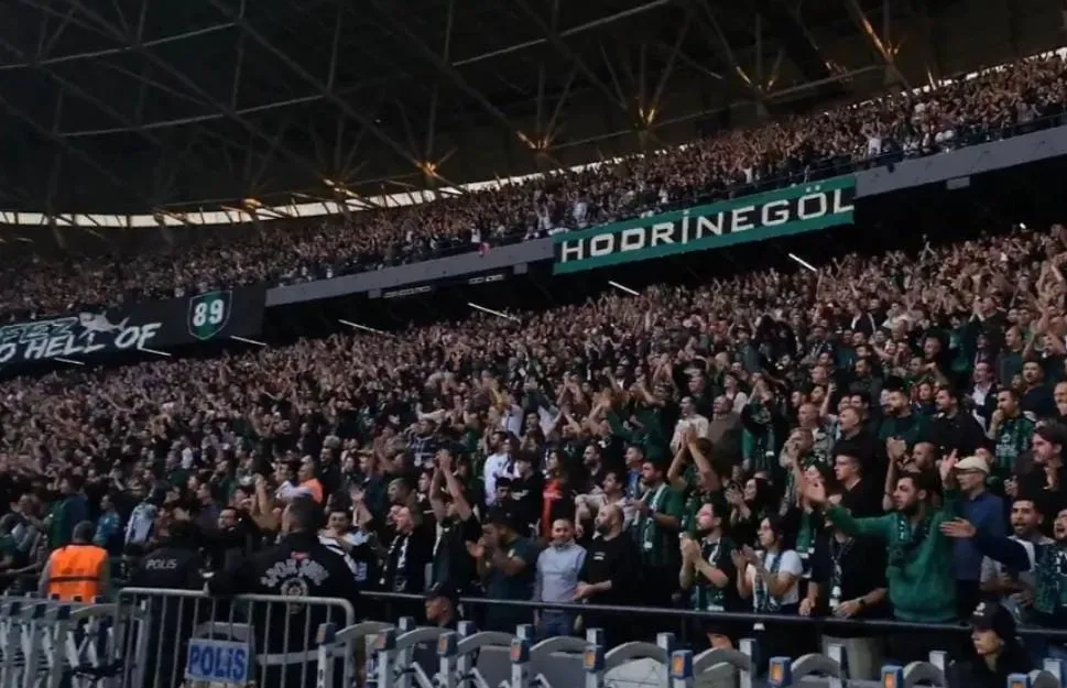 Kocaelispor tribünlerinden İnegöl’e pankartlı “il ol” desteği!