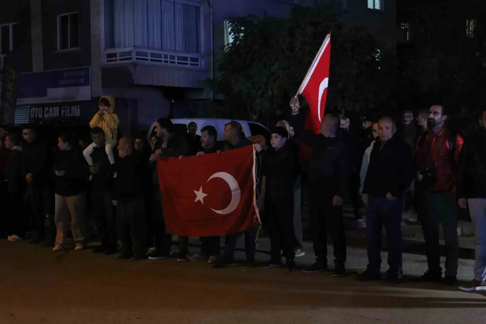 20 şehidimiz Türk Bayraklarıyla karşılandı