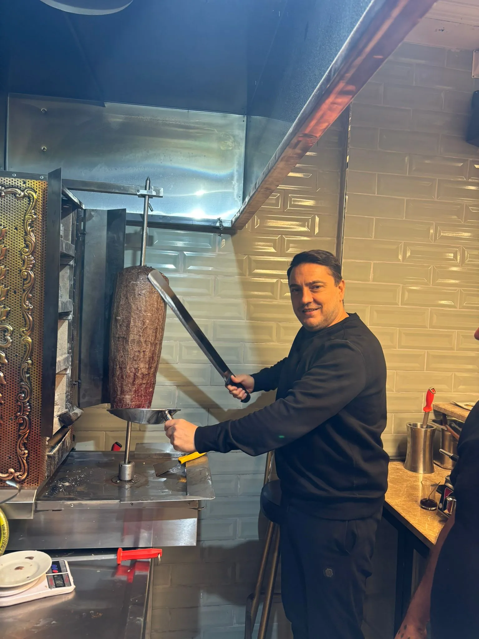 Eski Yıldız Futbolcu İnegöl’de İskender Kesti