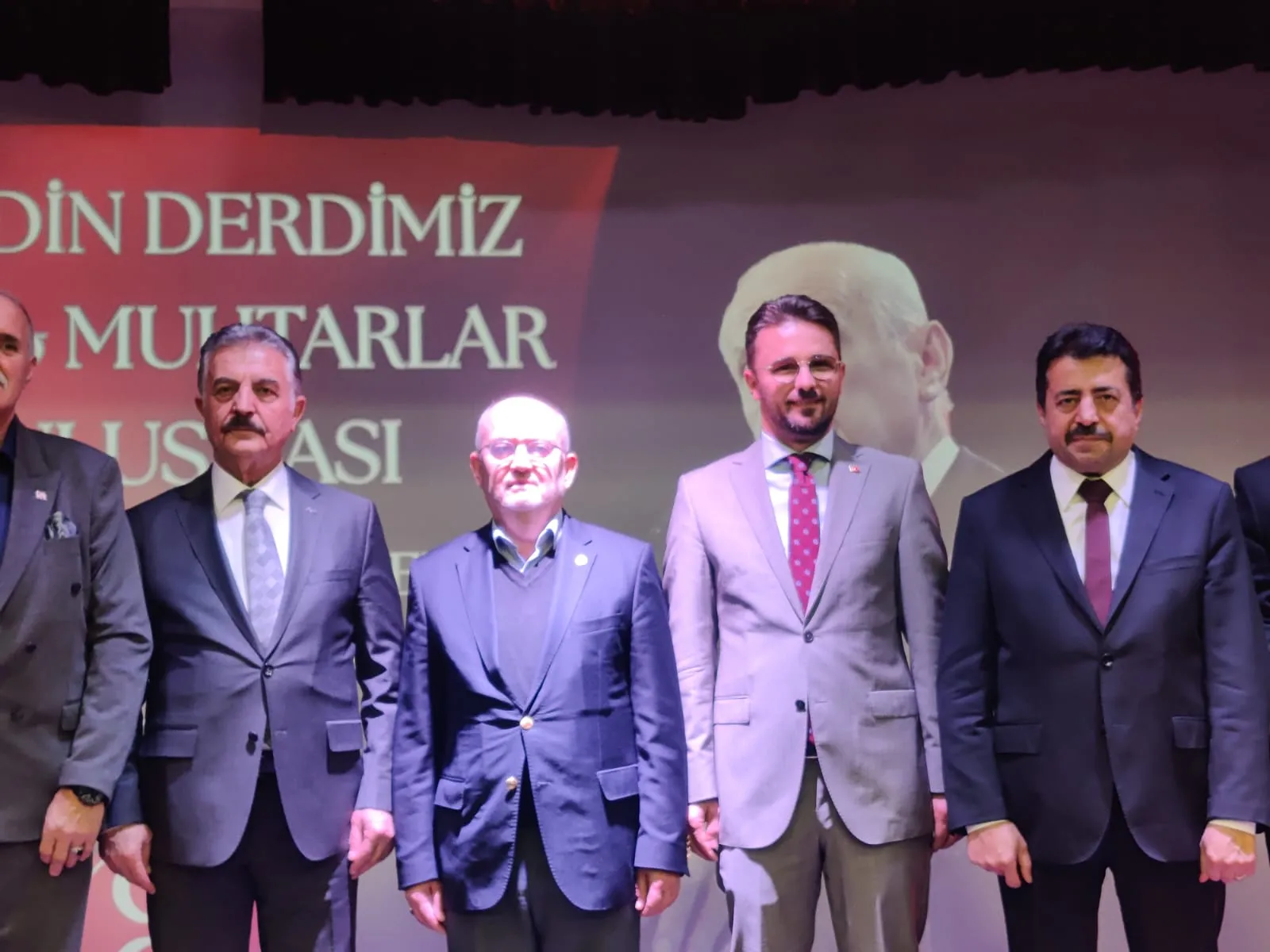 İnegöl'de günün karesi, iki aday yan yana aynı karede