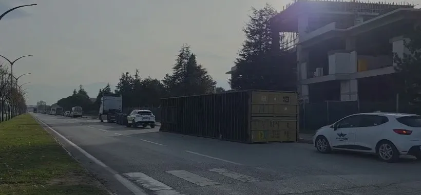 İnegöl’de sunta yüklü tırın bağlantıları koptu, faciadan dönüldü