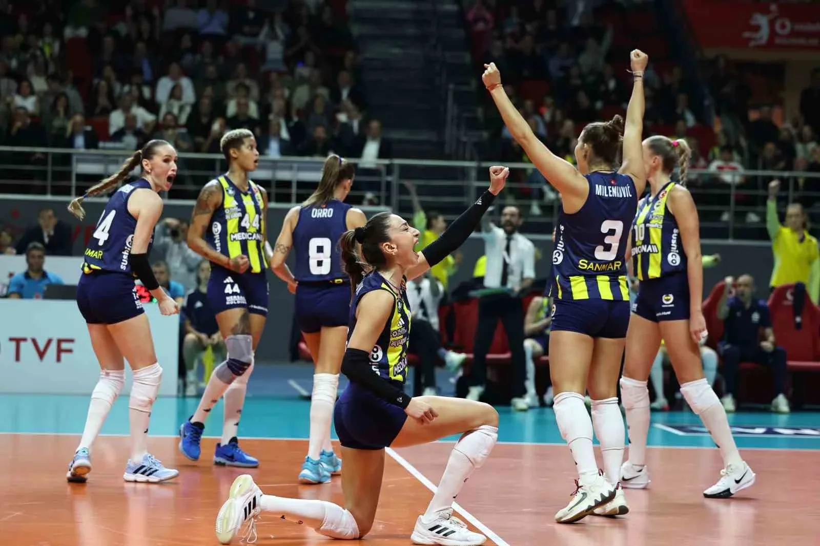 Fenerbahçe Galatasaray derbisini kazandı, Vodafone Sultanlar Ligi’nde lider