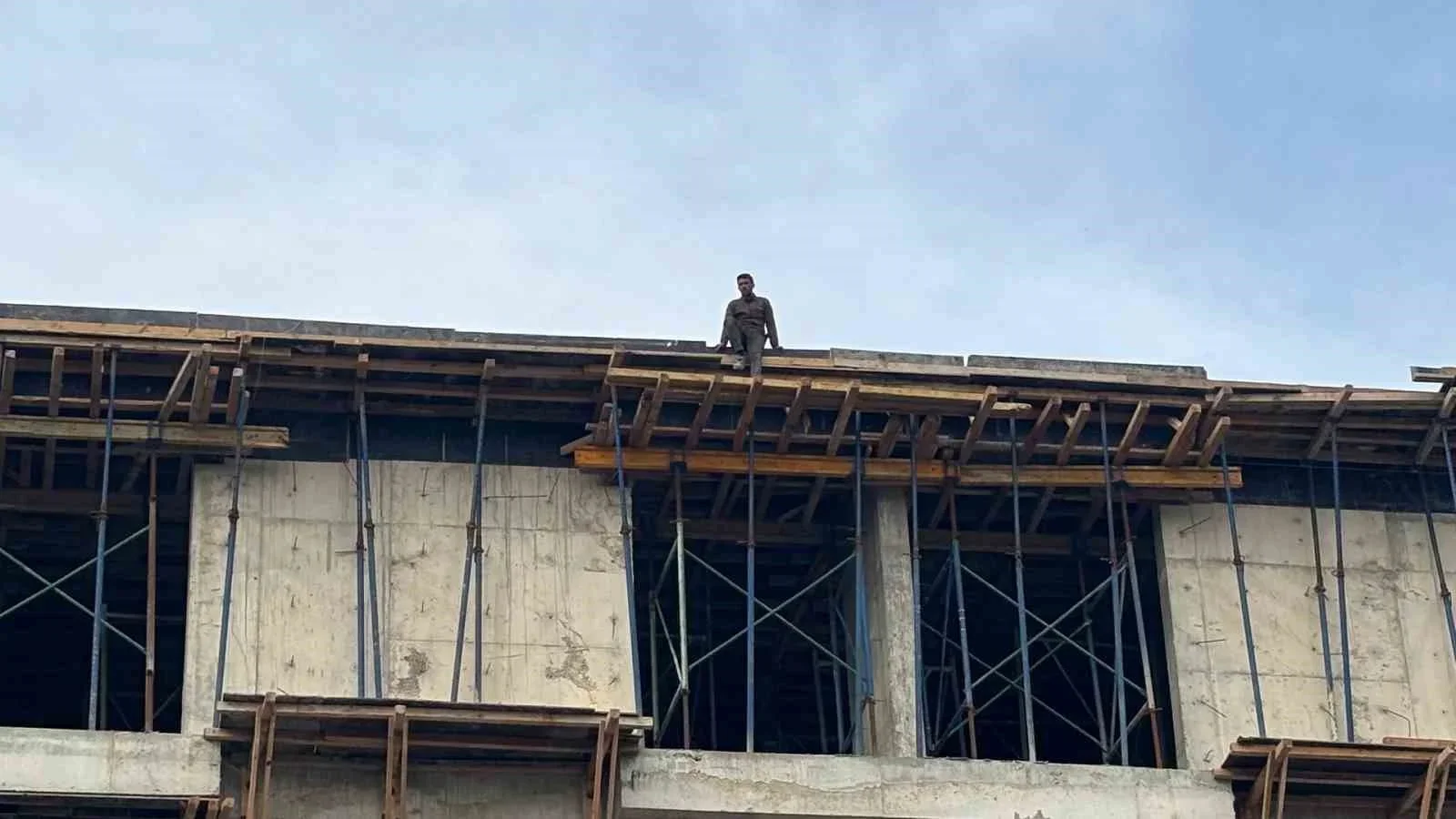 Bolu’da yurt inşaatında maaş isyanı: İşçiler çatıya çıktı