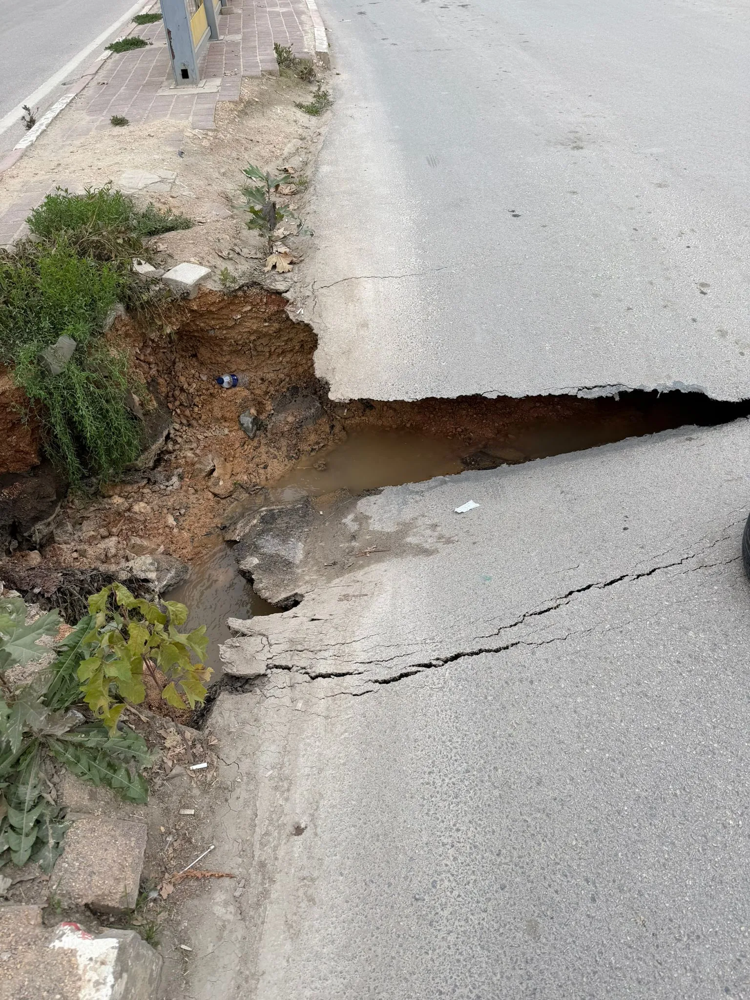 İnegöl'de yol çöktü, ekipler alarma geçti