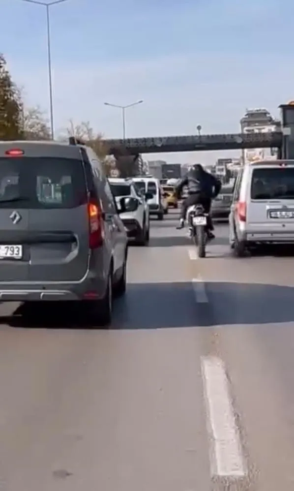 Trafikte korkutan hareket! Canını hiçe  saydı